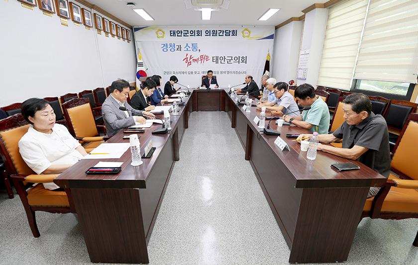 보도자료 사진(태안군의회 마늘생산자협회태안군지회와 면담회 개최)